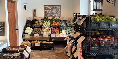 regionale Produkte - Gemüse: Zuchini - Sachsen - Blick auf unsere Obst- und Gemüse Ecke! - Bauers Hofladen