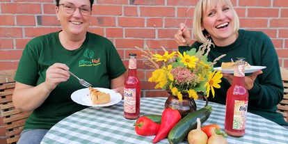 regionale Produkte - Gemüse: Tomaten - Niedersachsen - Ein Stückchen Kuchen vor dem Hofladen genießen. - Elbers Hof
