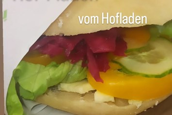 Hofladen: Dienstag und Donnerstag unser Dinkel-Hof-Fladen, 
zum Mitnehmen oder hier essen... 

Mit Käse, Wurst oder vegan - Hofladen Kampmann