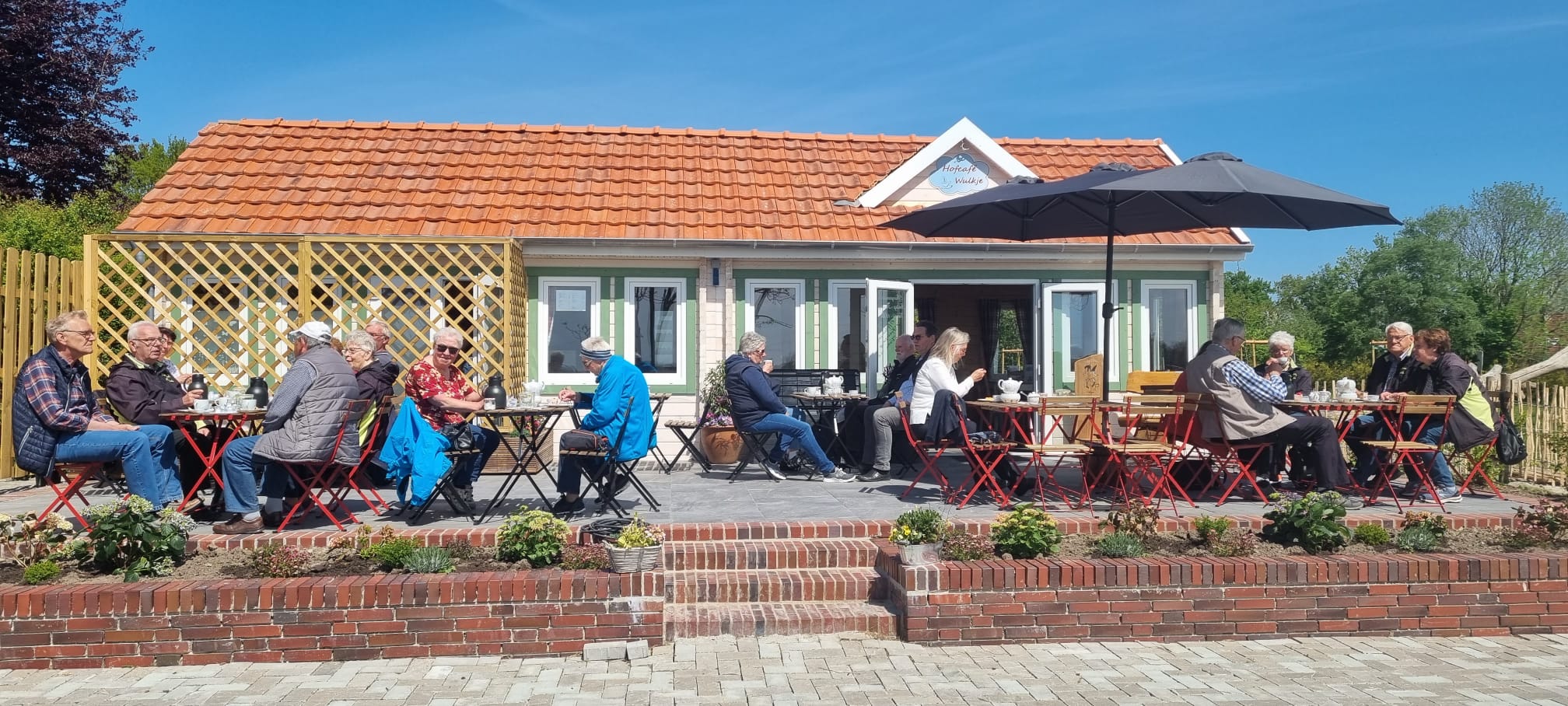 Hofladen - Besuchen Sie unser Hofcafe "Wulkje"
Öffnungszeiten: 
Freitag - Sonntag
von 14 - 18 Uhr 
( ab 24. März - 06.11.2023)
Winterzeit nur am Sonntag geöffnet! - Hoflädchen an der Schafweide 