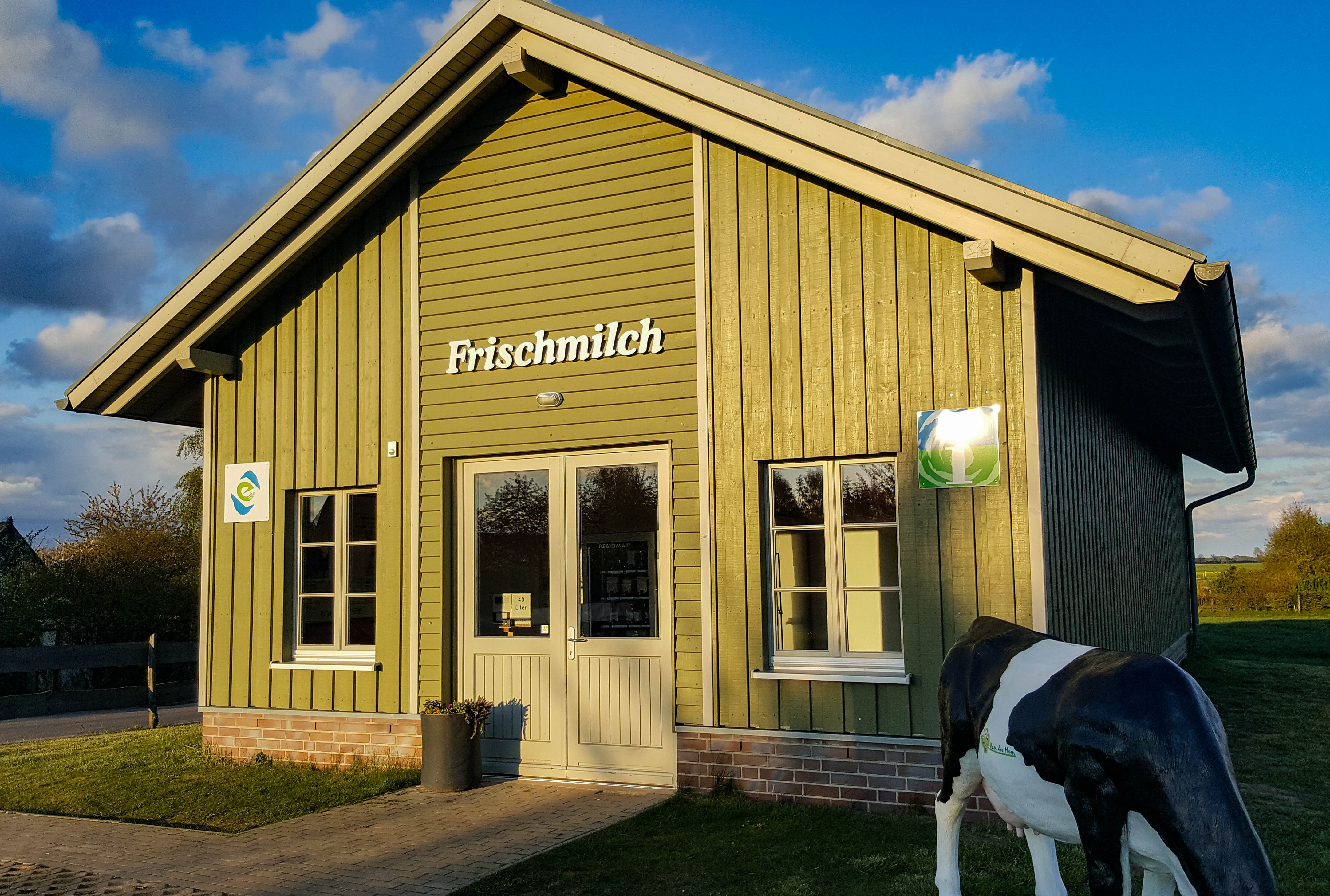 regionale Produkte: Frischmilchautomat von außen - Milch- und Frischeautomat Bollewick Van der Ham 