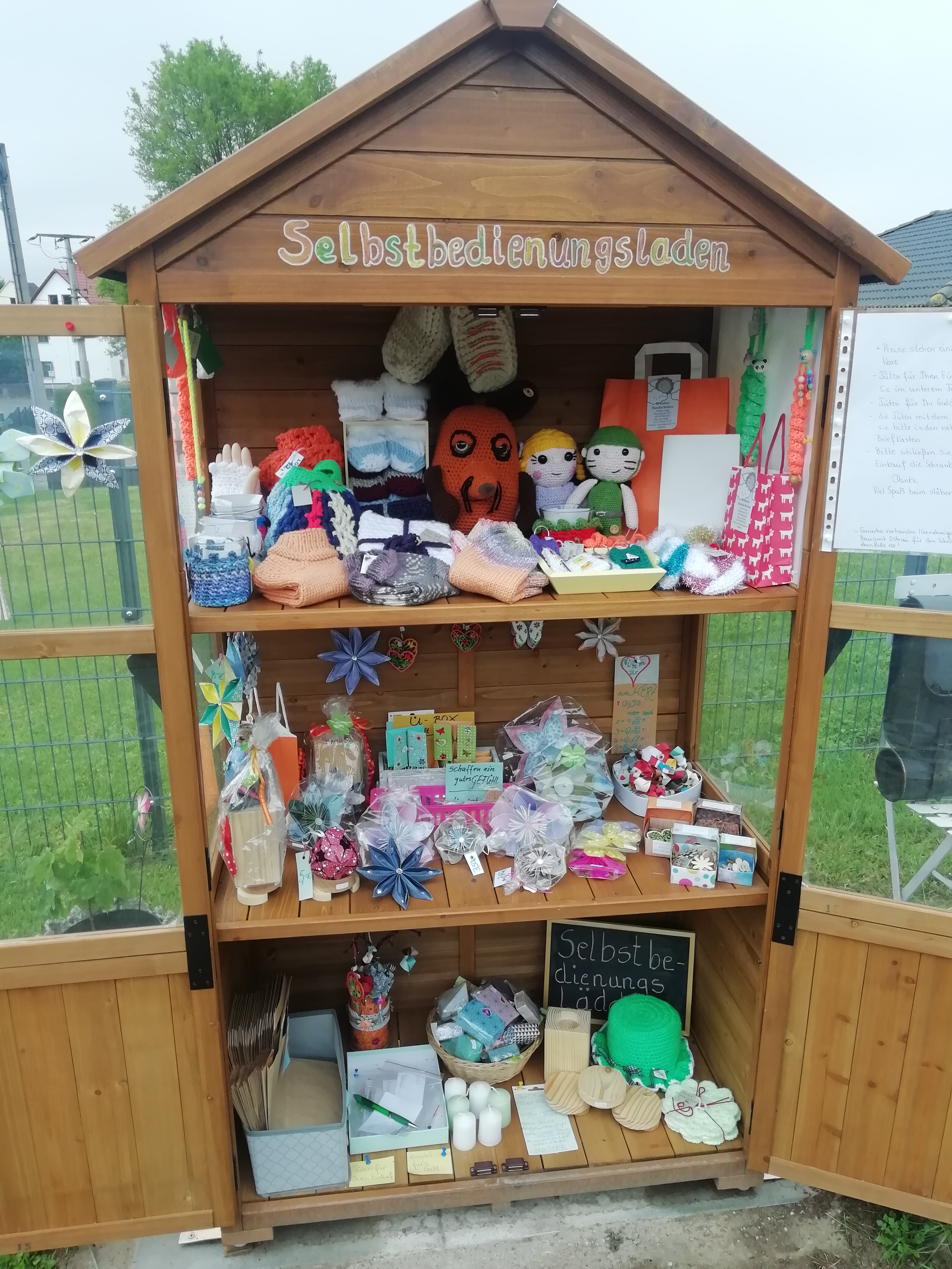 Hofladen - Hier finden Sie tolle Produkte je nach Jahreszeit die wir mit viel Herz und Liebe selbst herstellen. Das kleine Selbstbedienungslädchen liegt schön gelegen am Jahnatal /Mulderadweg im kleinen Dörfchen Mischütz. Es ist jeden Tag geöffnet von 8.30 bis 18.00 Uhr.
Gern nehme ich auch auf Anfrage Bestellungen entgegen. Senden Sie mir dann bitte eine WhatsApp zu.  - Der Bunte Laden 