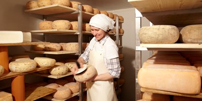 regionale Produkte - Deutschland - Käsepflege im Reiferaum, auf dem Bild sind unsere verschiedenen Ziegenschnittkäse zu sehen. Wir stellen in unserer Käsemanufaktur auch Weich- und Frischkäse aus unserer eigenen Bio-Ziegenmilch her.  - BERGHOF