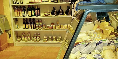 regionale Produkte - Honig und Honigprodukte - In unserem Hofladen finden Sie neben den Frischetheken mit Käse, Wurst und Fleisch ein ausgewähltes Sortiment an Bio-Feinkost, Obst und Gemüse....  - BERGHOF