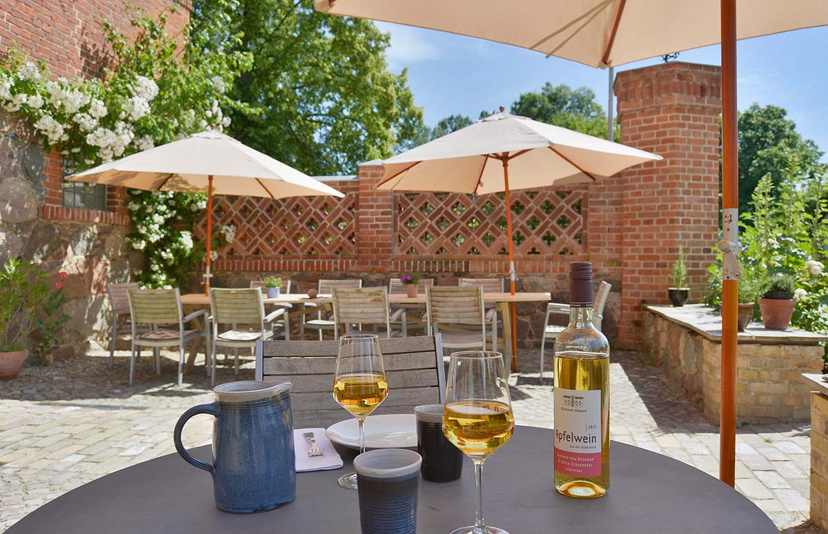 regionale Produkte: Terrasse der Weinschänke - Gutshof Kraatz