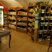 Hofladen - Hofladen von innen mit dem Kühlschrank für unsere Frischeprodukte wie Trinkmilch, Joghurt, Quark - Landgut Nemt