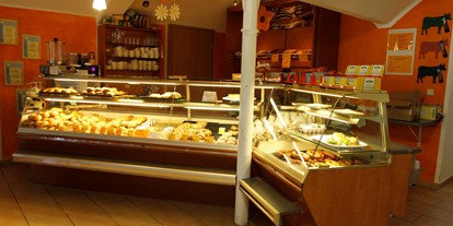 regionale Produkte - PLZ 04808 (Deutschland) - Hofladen von innen mit Kuchen Theke - Landgut Nemt
