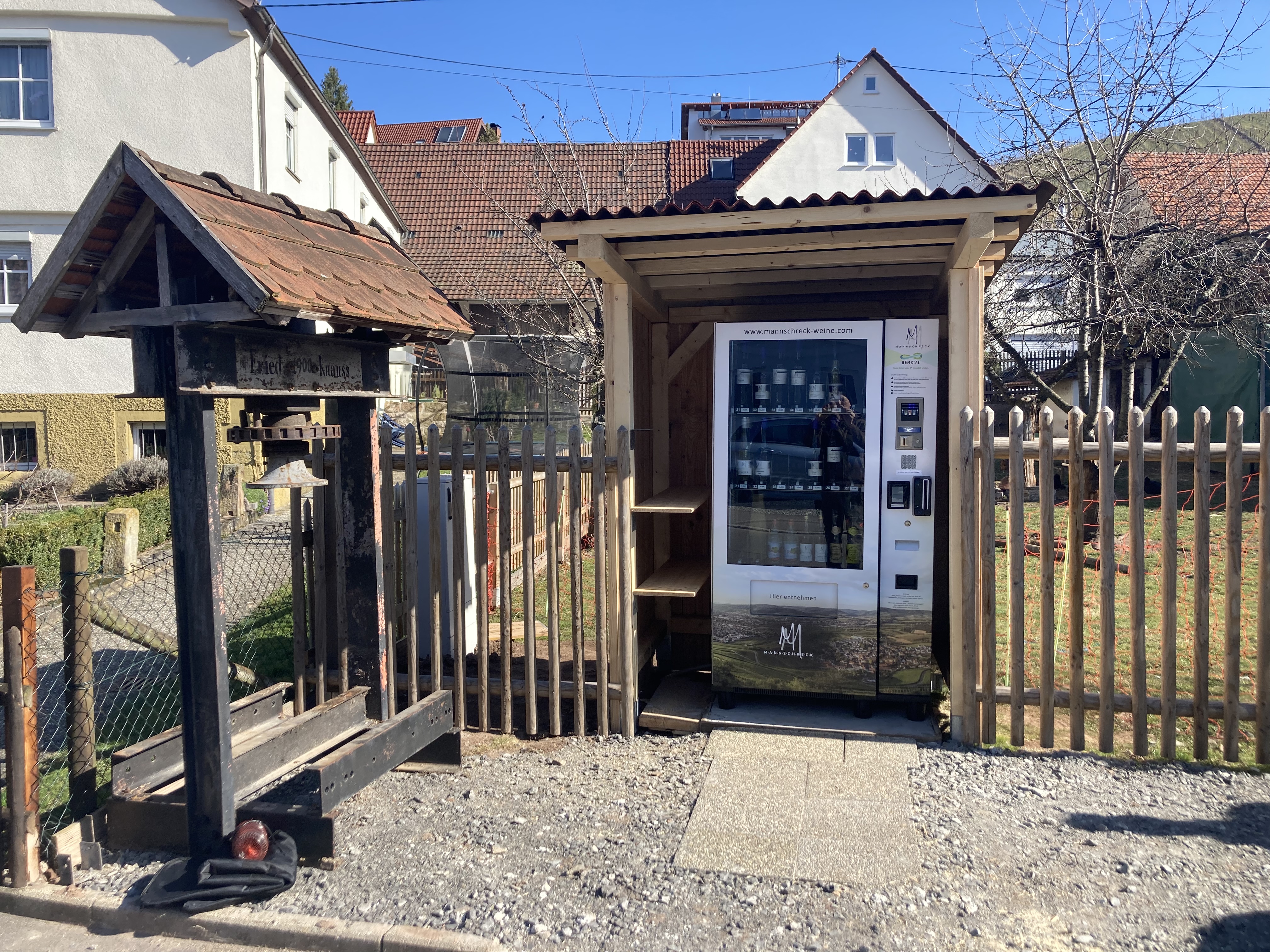 regionale Produkte: Weinautomat Hauptstraße 80, zentral, direkt an der Ortsdurchfahrt - Mannschreck Weine Vinomat 24/7 (Weinautomat)