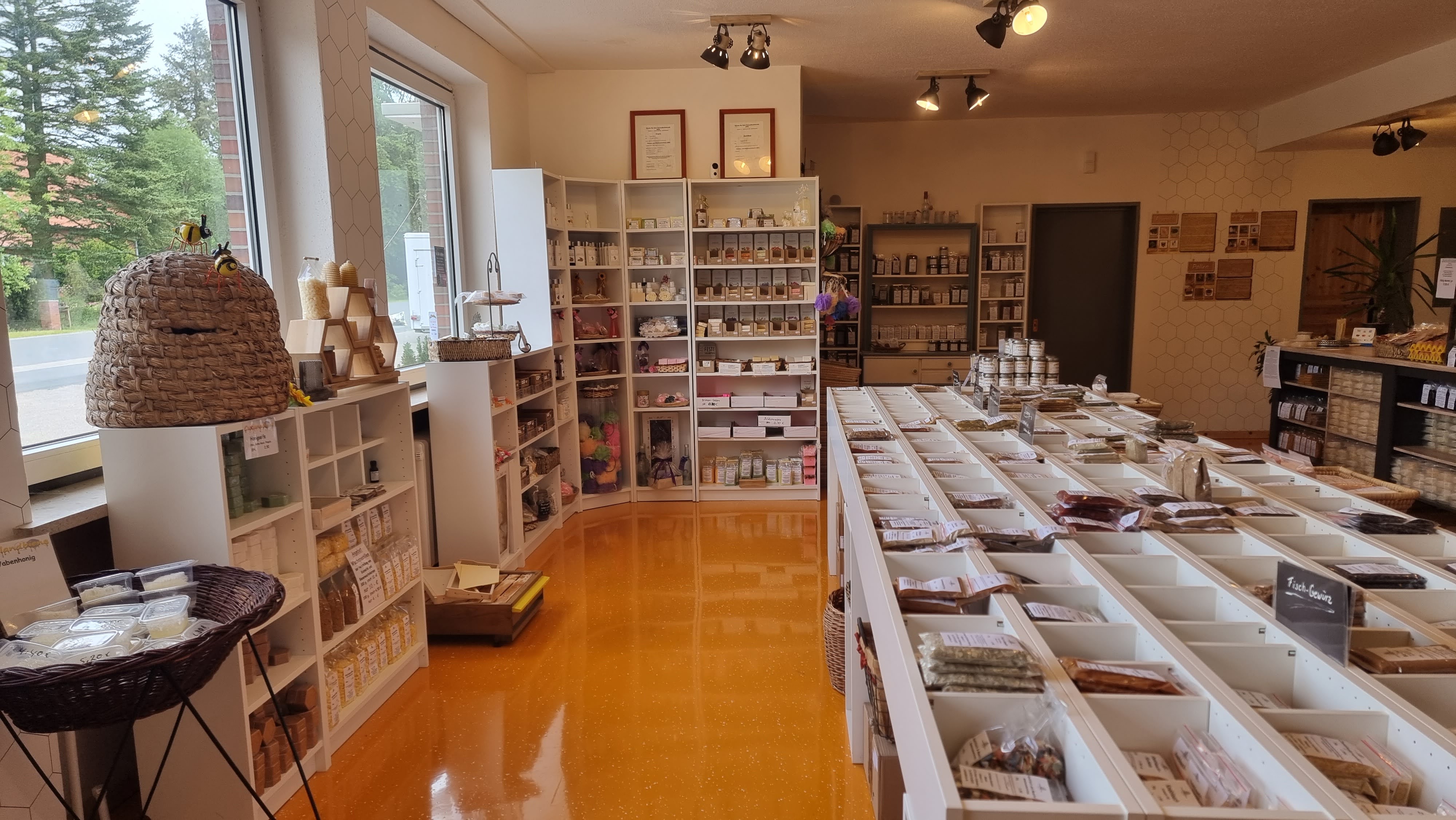 regionale Produkte - Imkerei Cuxlandbiene - Hofladen Innenansicht - Imkerei Cuxlandbiene 