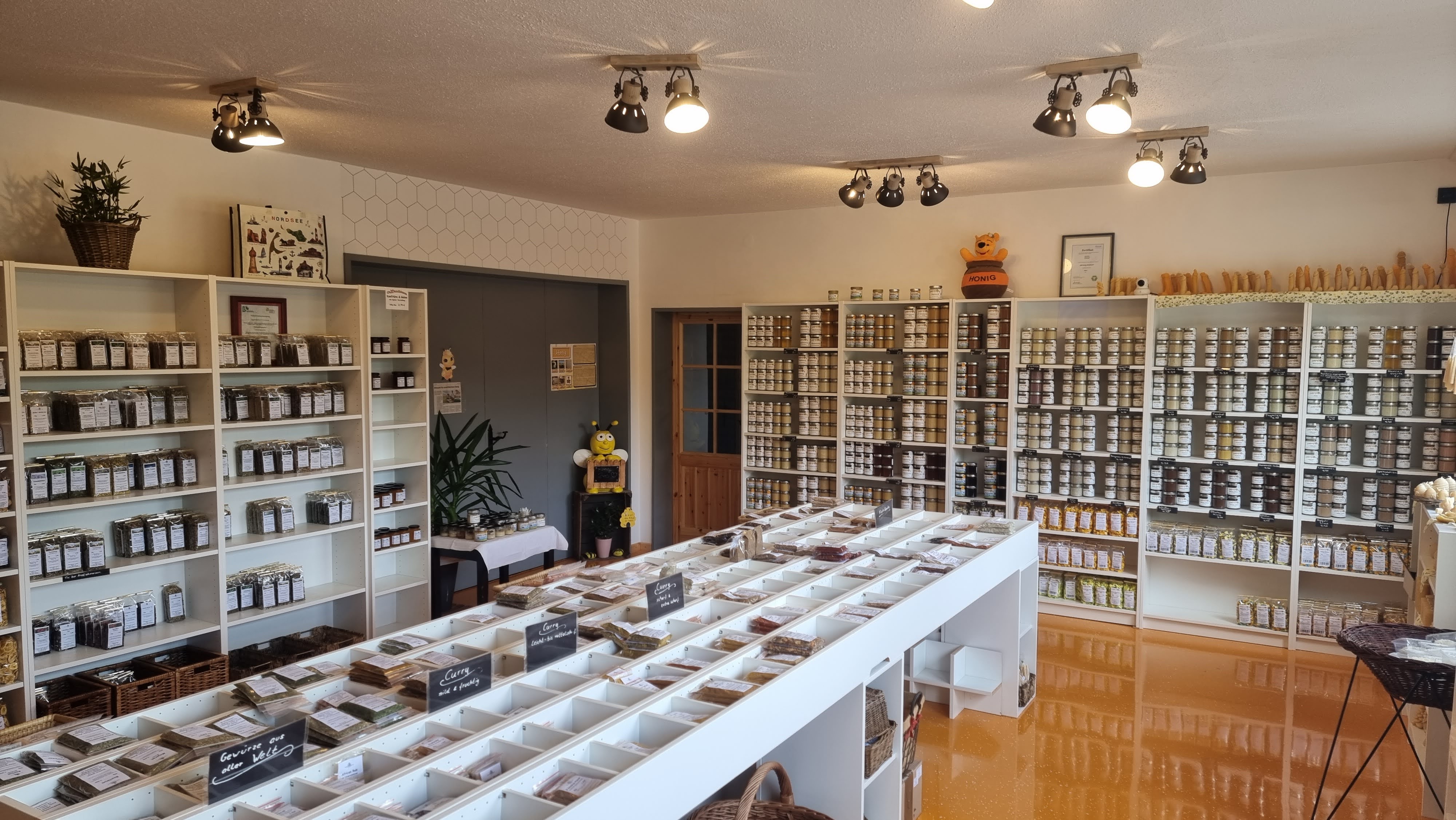 regionale Produkte - Imkerei Cuxlandbiene - Hofladen Innenansicht 1 - Imkerei Cuxlandbiene 
