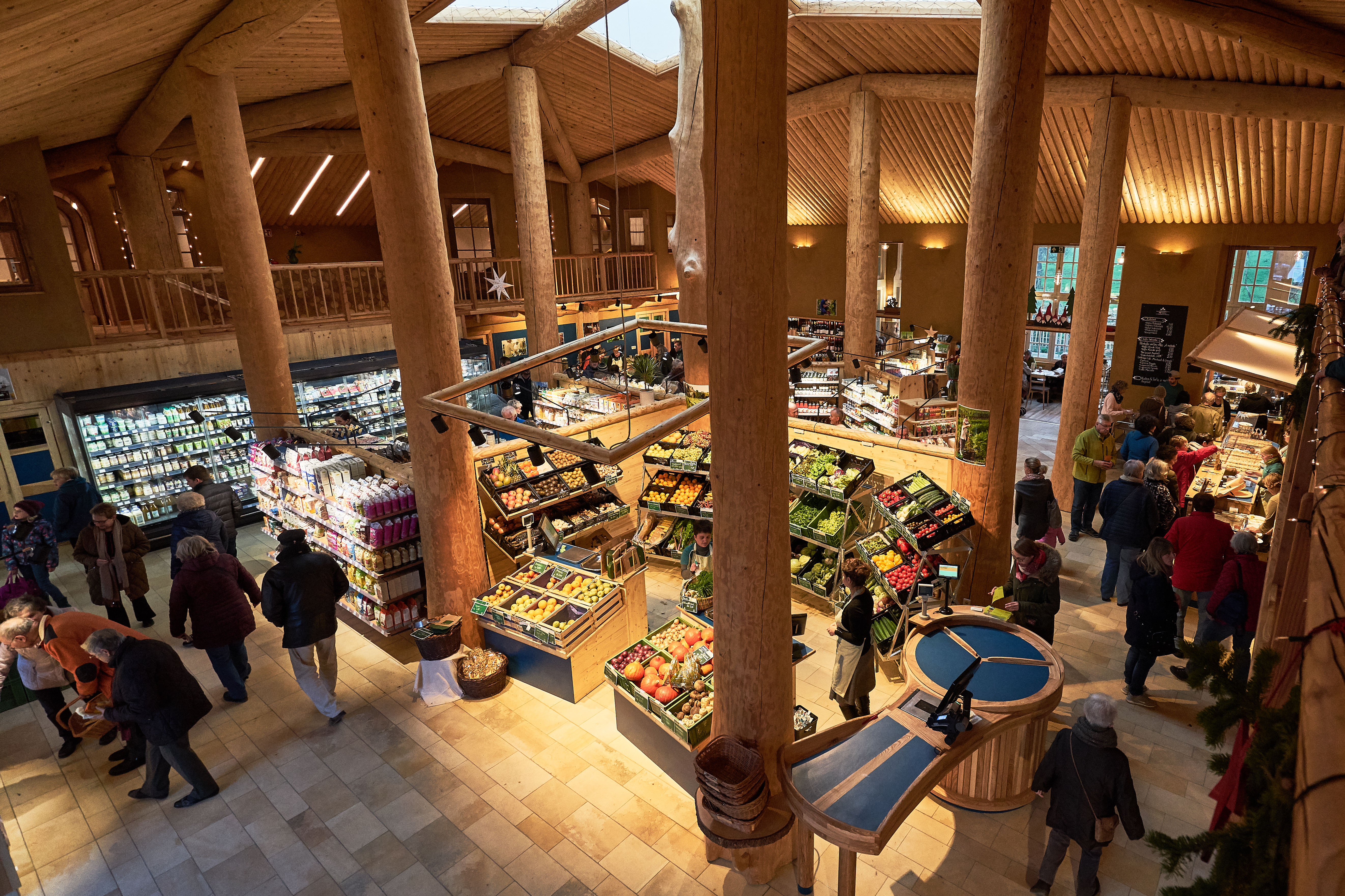 regionale Produkte - Beeren: Erdbeeren - Deutschland - Hofladen innen - Biotal Hofgemeinschaft