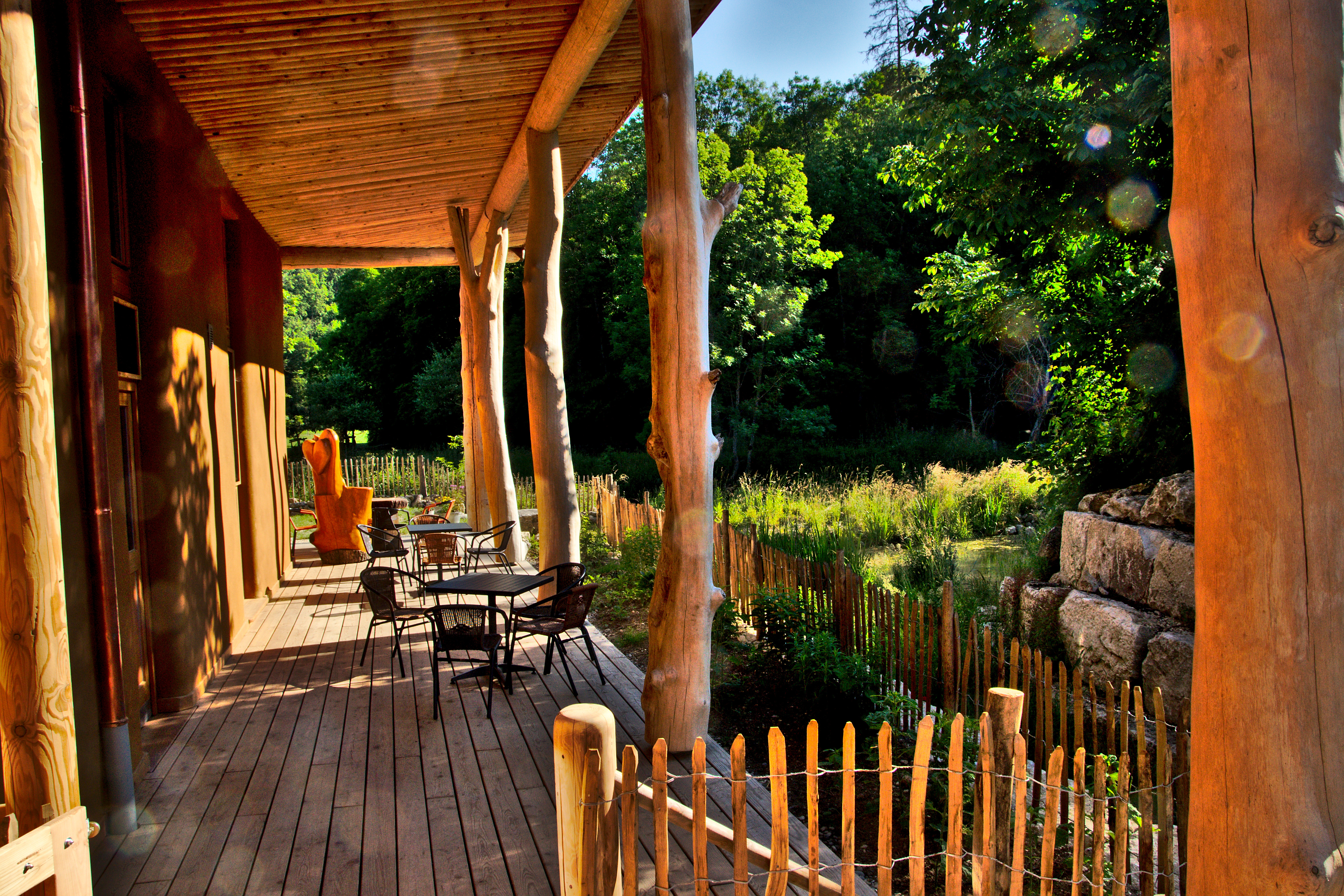 regionale Produkte - Beeren: Erdbeeren - Deutschland - Sitzbereich hinter dem Laden - Biotal Hofgemeinschaft