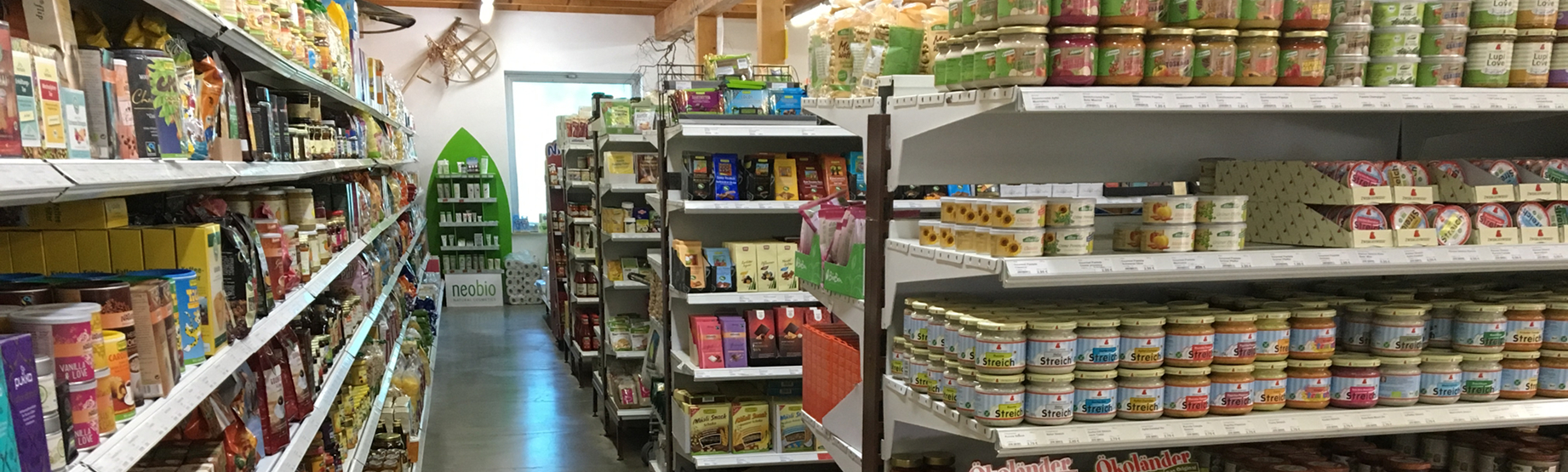 Hofladen: Wir haben neben den frischen Produkten auch ein sehr großes Trockenprogramm-Sortiment. Vom Brotaufstrich über Wein und Klopapier. - Bioland Gärtnerei Dänzer