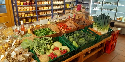 regionale Produkte - Beeren: Stachelbeeren - Visselhövede - Je nach Jahreszeit bieten wir saisonale und regionale Frische. Fleisch- und Wurstwaren, Käse sowie Honig, Marmeladen und hausgemachte Suppen von umliegenden Hofläden runden das Sortiment ab. - Hof Rießel