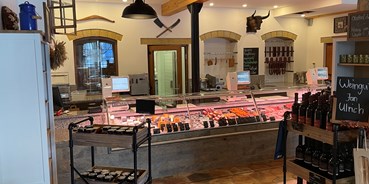 regionale Produkte - Tiere: Schweine - Sachsen - Innenansicht des Hofladens mit Blick auf die Theke! - Bauers Hofladen