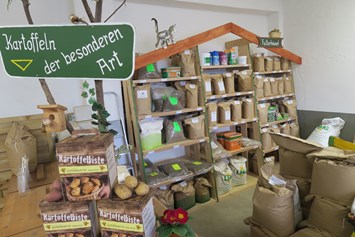 Hofladen: Auch tierische Futtermittel gehören zum Sortiment - Agrarhof Gospersgrün