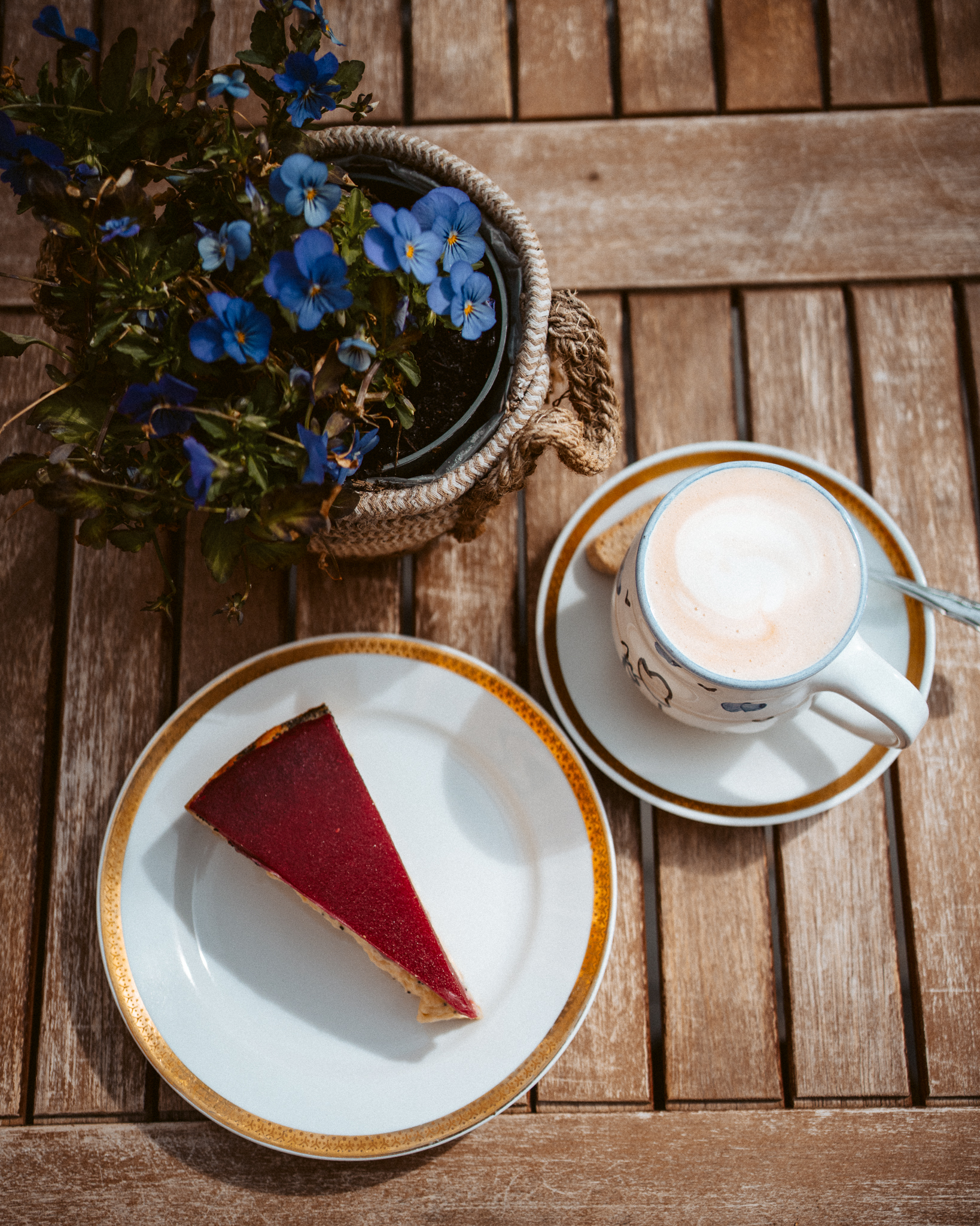 Hofladen: In der wärmeren Zeit gibt es leckeren selbstgebackenen Kuchen - Walnussmeisterei Böllersen