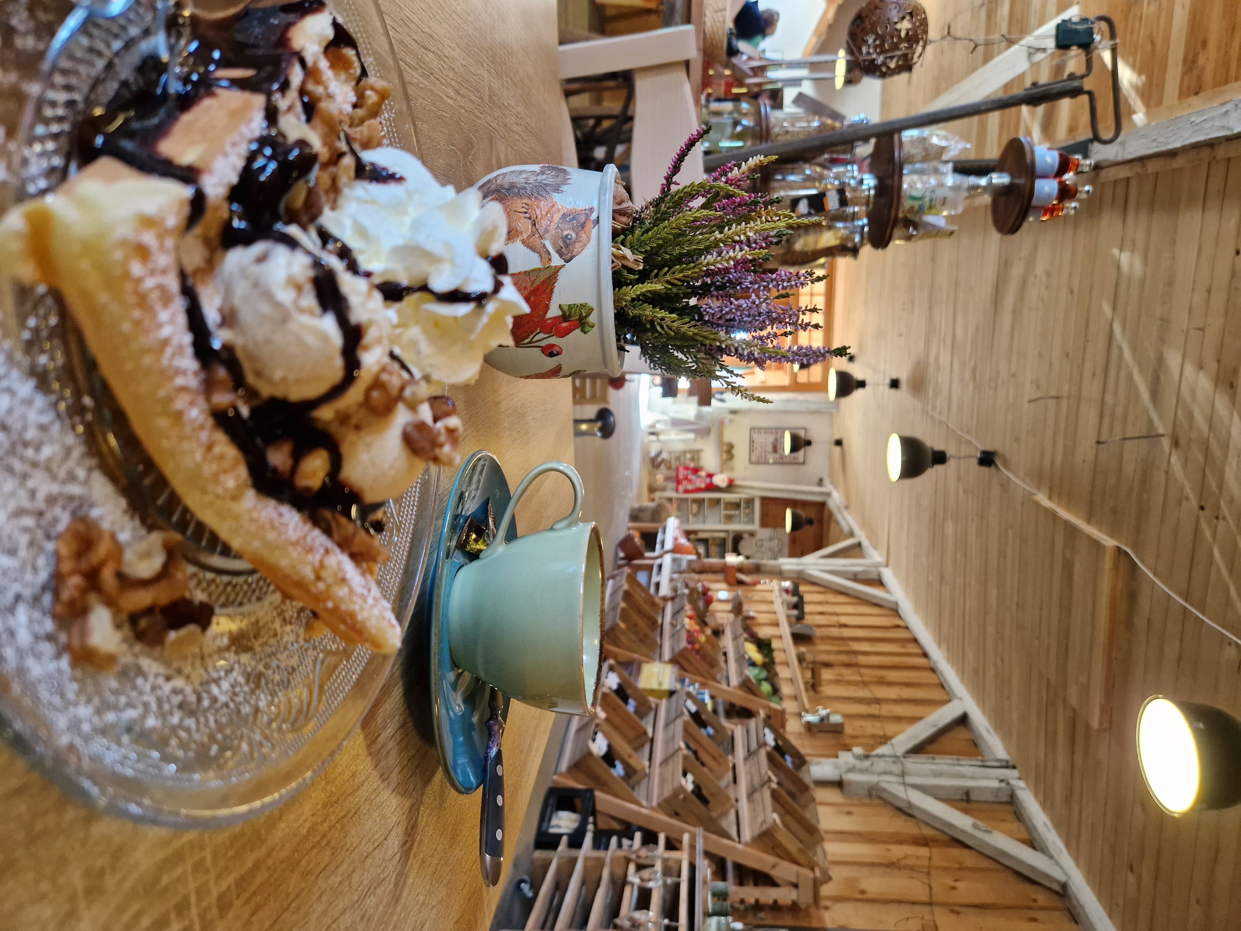 Hofladen: Unser Hofcafé ist im Hofladen integriert. Auch draußen gibt es aber die schönsten Plätze auf der Sonnenwiese. - Gut Marihn