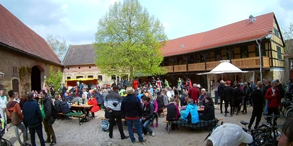 regionale Produkte - Honig und Honigprodukte - Sachsen-Anhalt - Unser denkmalgeschützter Vierseitenhof bietet auch Übernachtungsmöglichkeiten. - Ziegenhof Schleckweda