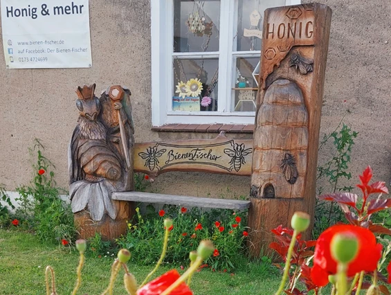 Hofladen: Bienenbank als Sitzgelegenheit vor dem Hofladen  - Der Bienen-Fischer