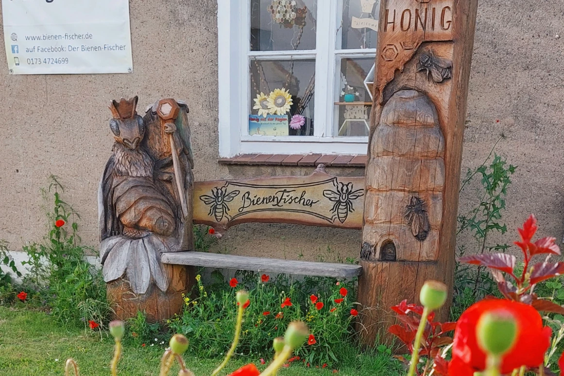 Hofladen: Bienenbank als Sitzgelegenheit vor dem Hofladen  - Der Bienen-Fischer