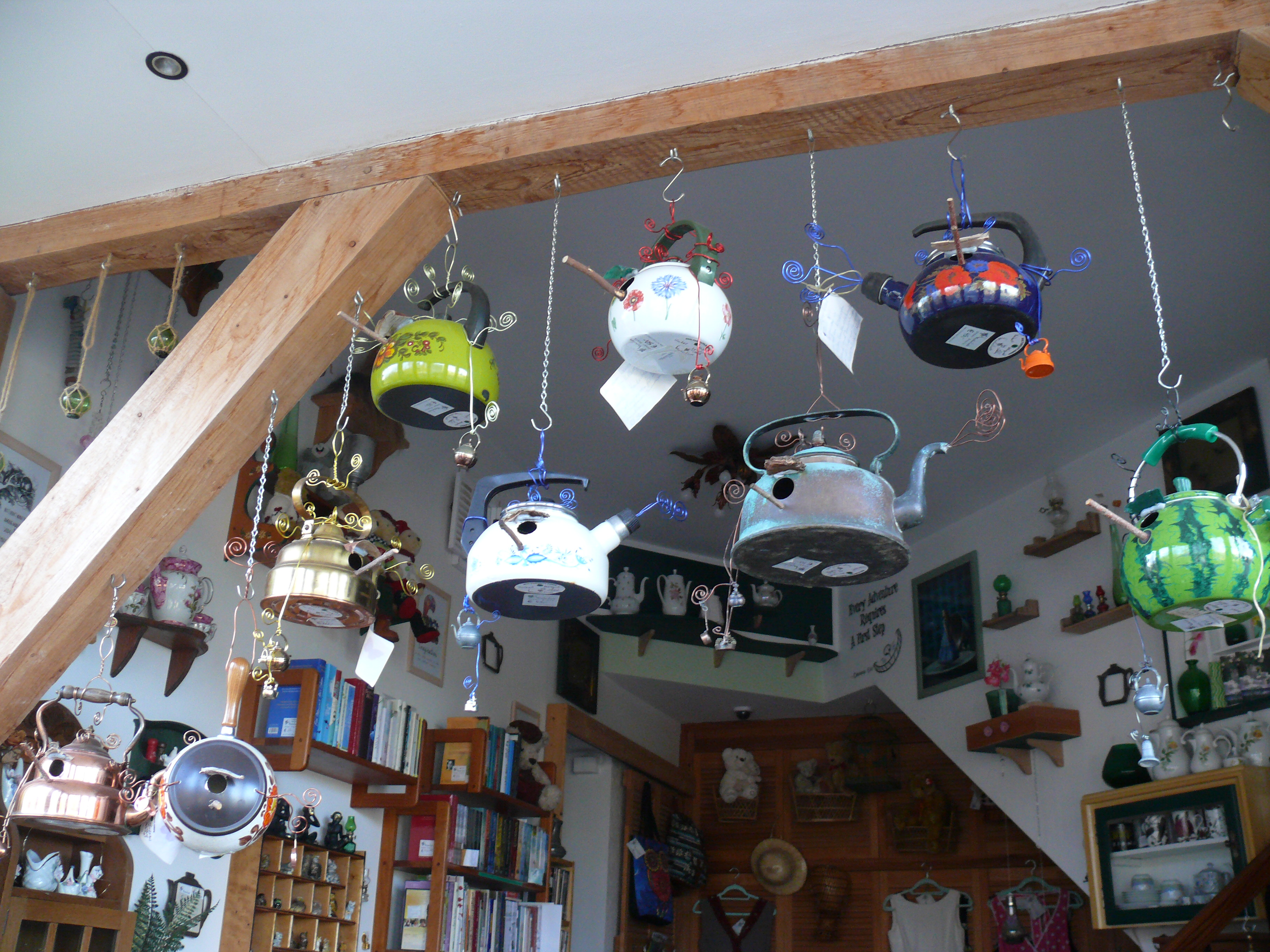 regionale Produkte - PLZ 17258 (Deutschland) - Aus alten Wasserkesseln und anderen Dingen werden in Handarbeit und mit viel Zeit Nistkästen für Vögel hergestellt, die ein Highlight in jedem Garten sind. Anleitung anbei. - WUNDERLAND im KULTURGUTLEBEN