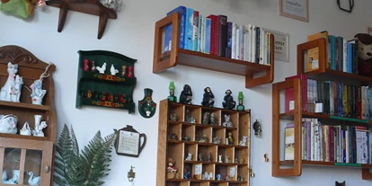 regionale Produkte - PLZ 17258 (Deutschland) - Eine unserer Wände im Hofladen - bei uns gibt es so viel zu entdecken, dass ein Besuch nicht ausreicht.  - WUNDERLAND im KULTURGUTLEBEN