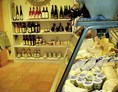 Hofladen: In unserem Hofladen finden Sie neben den Frischetheken mit Käse, Wurst und Fleisch ein ausgewähltes Sortiment an Bio-Feinkost, Obst und Gemüse....  - BERGHOF