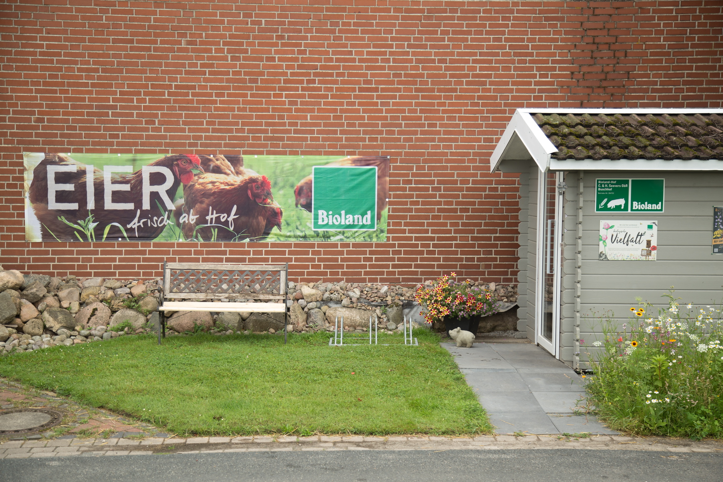 regionale Produkte - Hoflädchen Verkaufshütte mit Sitzbank im Grünen - BuschHof - Bioland Hoflädchen in Syke-Osterholz