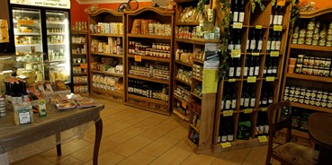regionale Produkte - Aufstriche und Pasten: Senf - Sachsen - Hofladen von innen mit dem Kühlschrank für unsere Frischeprodukte wie Trinkmilch, Joghurt, Quark - Landgut Nemt