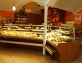 Hofladen: Hofladen von innen mit Kuchen Theke - Landgut Nemt
