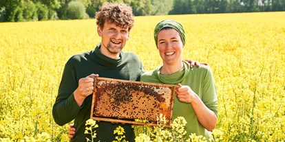 regionale Produkte - PLZ 29331 (Deutschland) - Imkerermeisterin Geraldine und J. Friedrich Voigt bei den Bienen im Raps - Imkerei Voigthof