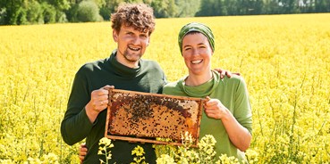 regionale Produkte - Honig und Honigprodukte - Eicklingen - Imkerermeisterin Geraldine und J. Friedrich Voigt bei den Bienen im Raps - Imkerei Voigthof