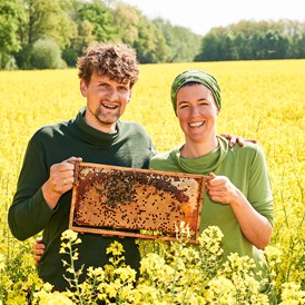 Hofladen: Imkerermeisterin Geraldine und J. Friedrich Voigt bei den Bienen im Raps - Imkerei Voigthof