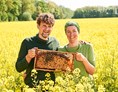 Hofladen: Imkerermeisterin Geraldine und J. Friedrich Voigt bei den Bienen im Raps - Imkerei Voigthof