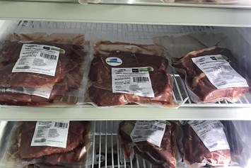 Hofladen: Vom Mischpaket bis hin zum Metzger-Cut - entweder Frischfleisch oder ganzjährig auch Tiefkühlprodukte - Allgäu GUSTO