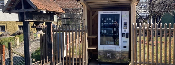 Hofladen: Weinautomat Hauptstraße 80, zentral, direkt an der Ortsdurchfahrt - Mannschreck Weine Vinomat 24/7 (Weinautomat)