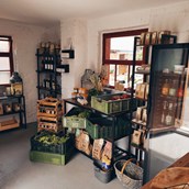 Hofladen - Ellas Lädchen ist ein kleiner, feiner Ort im Herzen Neuengönnas, der ausgewählte Getränke und Lebensmittel anbietet, die ausschließlich aus der unmittelbaren Region kommen. - Ellas Lädchen