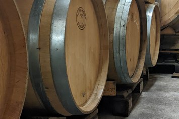 Hofladen: Fasskeller - Weinbau Ruser